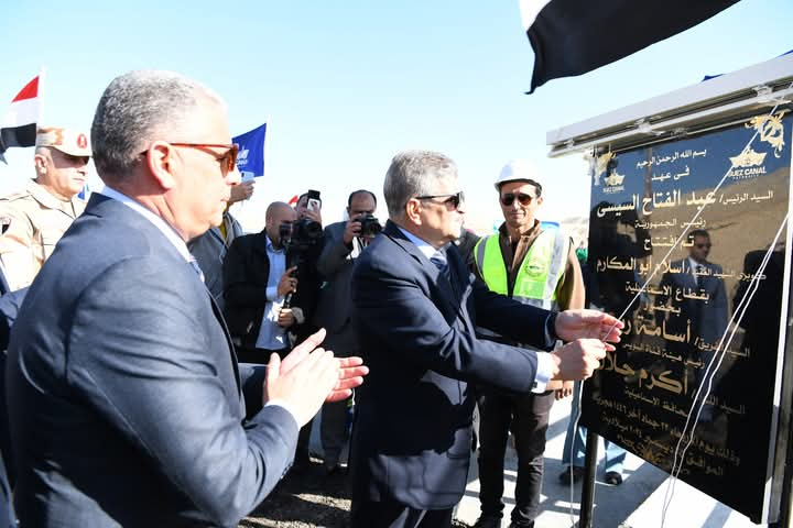 Two floating bridges open in mid-Suez Canal to ease congestion