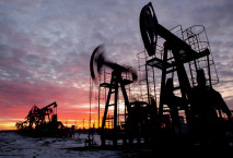 أسعار النفط تتراجع وسط عزوف من المتعاملين 