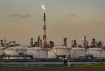 تراجع عائدات صادرات النفط السعودي على أساس سنوي 