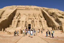 7,069 مليون سائح زاروا مصر في النصف الأول من العام .. والإيرادات 6.6 مليار دولار 