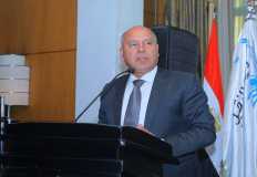 وزير النقل يناقش في بطرسبورج زيادة التعاون لتوطين صناعة النقل في مصر