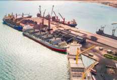 ميناء الأدبية يستقبل معدات محطة كهرباء طاقة الرياح برأس غارب