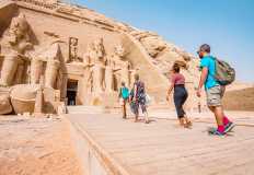 عودة السياحة .. الإحصاء : 11.7 مليون سائح زارو مصر العام الماضي بارتفاع 47%