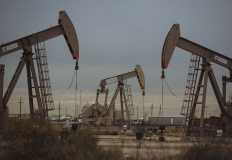 أسعار النفط تتراجع لأقل مستوياتها منذ شهر مارس