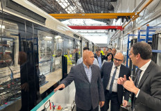وزير النقل يتفقد في إسبانيا نموذج إعادة تأهيل قطارات الخط الأول للمترو