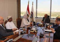 وزير الأعمال لوفد عماني : فرص استثمارية في الصناعات الدوائية والتطوير العقاري
