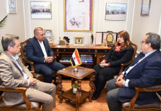 وزيرة الهجرة تتابع مستجدات مشروع مستثمر مصري بالخارج لتصنيع الهواتف الذكية