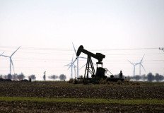 أسعار النفط تعوض خسائرها مع انخفاض المخزونات الأميركية