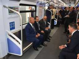 وزير النقل والسفير الفرنسي يستقلان قطار LRT والخط الثالث للمترو