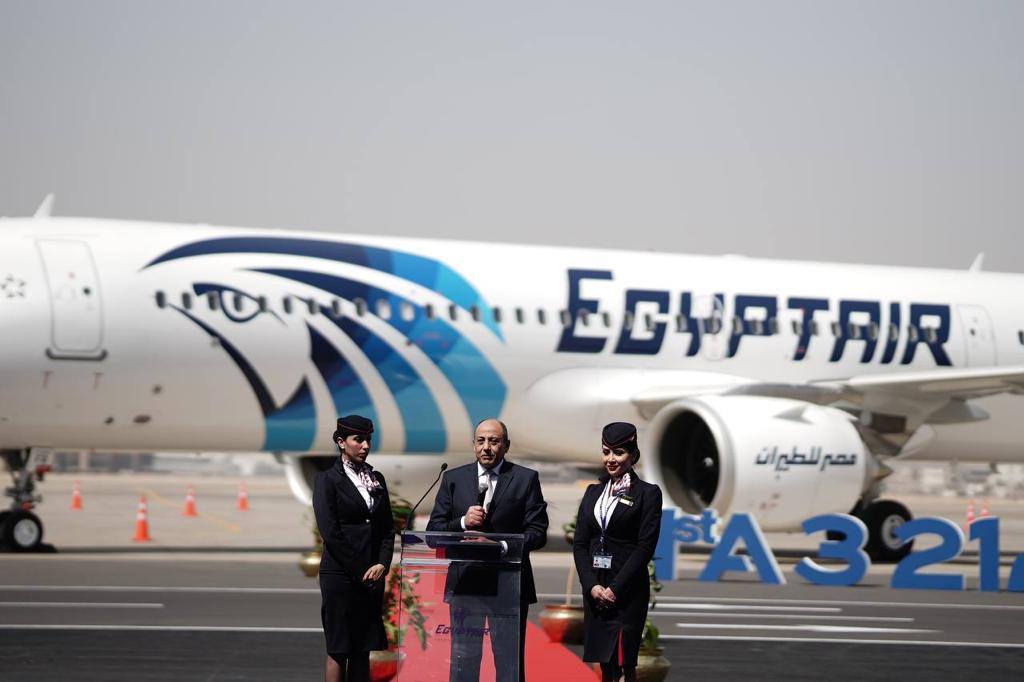 وزير الطيران المدنى بمطار القاهرة