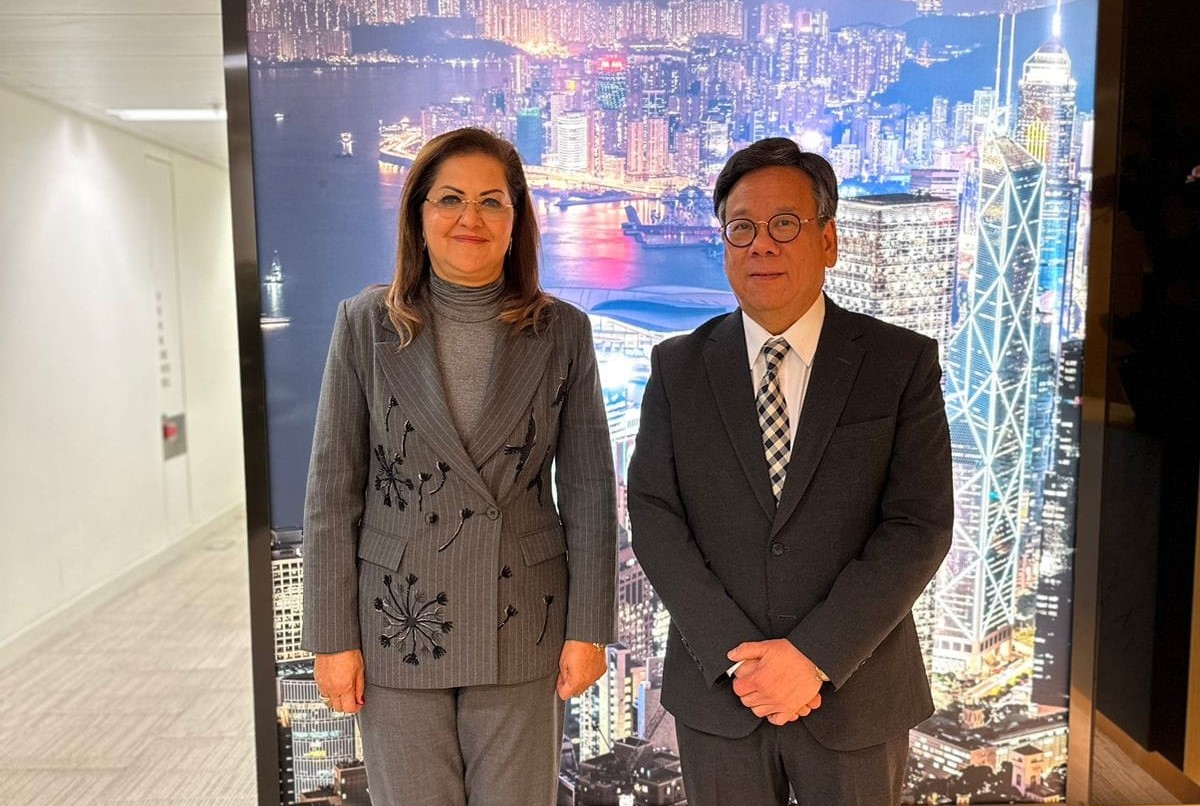وزيرة التخطيط خلال لقائها مع وزير التجارة في هونج كونج