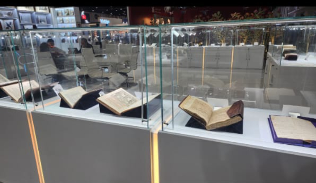 اكتشاف كتب ومخطوطات قديمة نادرة في معرض أبوظبي للكتاب
