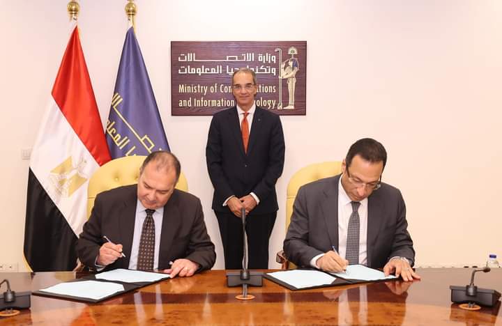 خلال توقيع الاتفاقية بين وزارة الاتصالات وشركة إكسيد