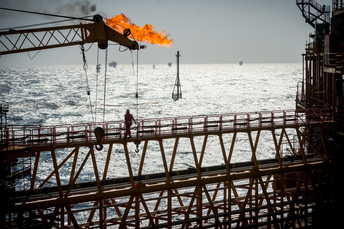 منصة نفط بحرية في حقل سلمان النفطي في الخليج العربي