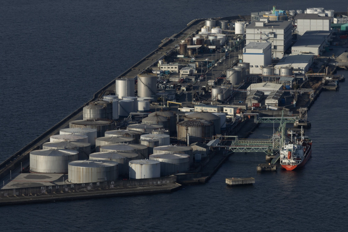 صهاريج تخزين النفط في خليج أوساكا في اليابان