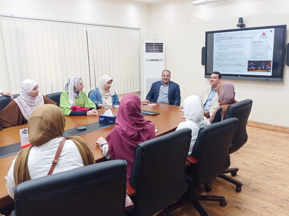 زيارة وفد طلابي من جامعة عين شمس لمصانع العاشر من رمضان