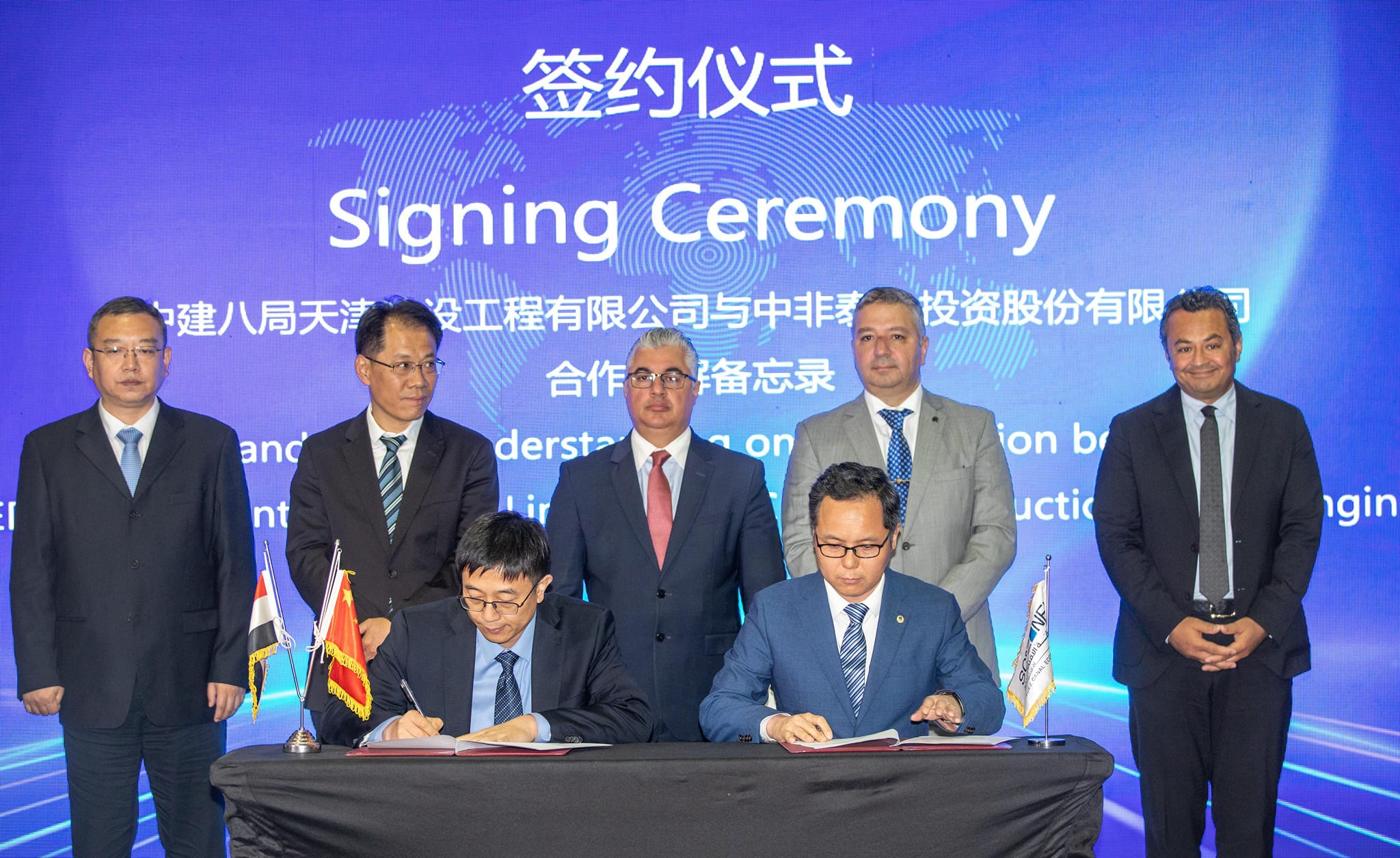 رئيس المنطقة الاقتصادية لقناة السويس خلال توقيع اتفاقيات المشروعات الجديدة مع المسئولين الصينيين