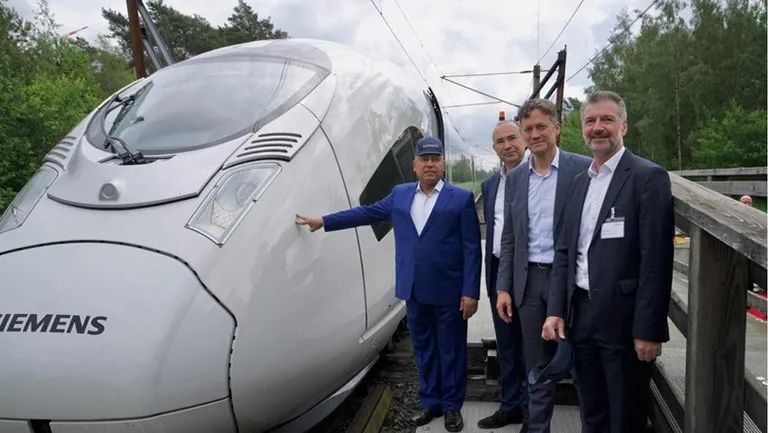 وزير النقل يجري اختبار قيادة للقطار الكهربائي السريع في ألمانيا