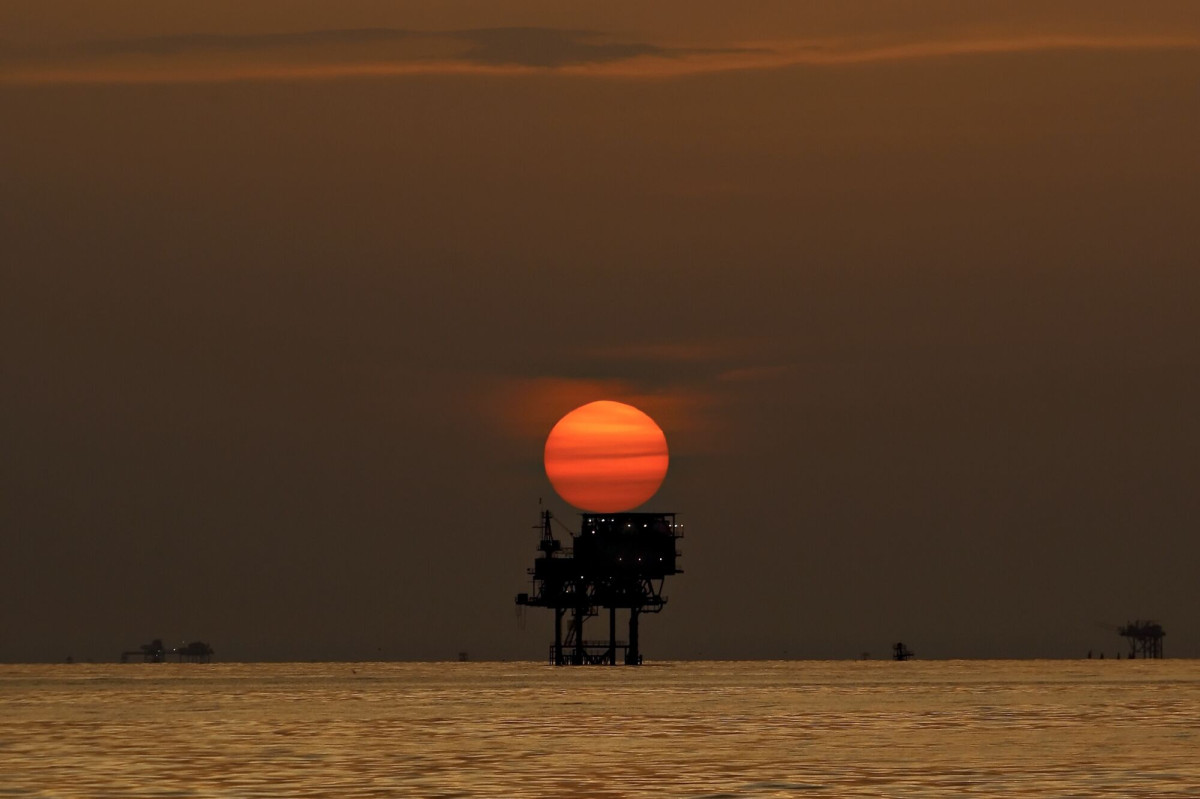 منصة نفطية وآبار بحرية في خليج المكسيك
