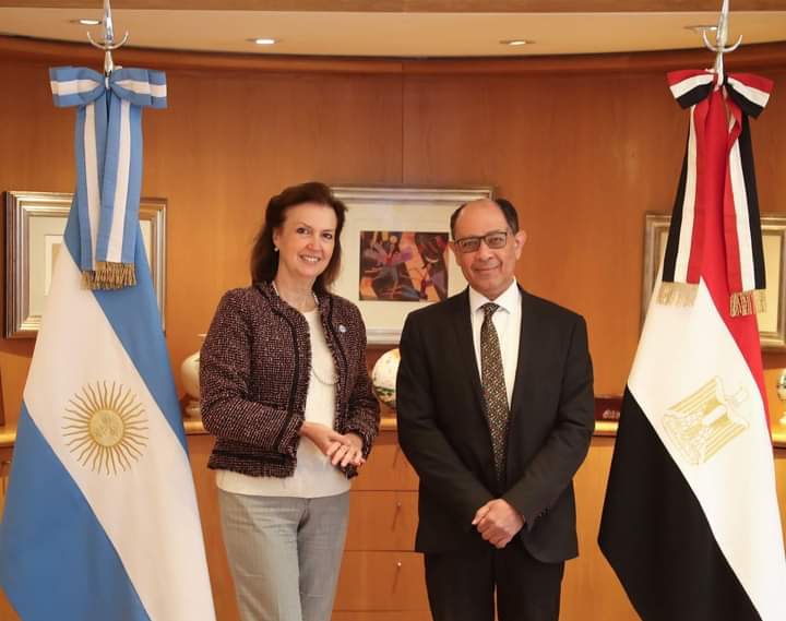 سفير مصر في بوينس أيريس خلال لقائه مع الوزيرة الأرجنتينية
