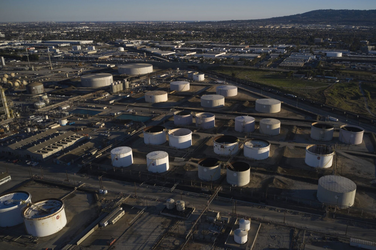 صهاريج لتخزين النفط في شركة تورانس للتكرير في كاليفورنيا