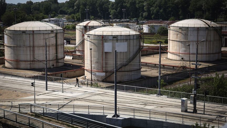 صوامع تخزين النفط في منشأة لتخزين النفط والغاز تديرها شركة "غازبروم نفت" في بلغراد. صربيا